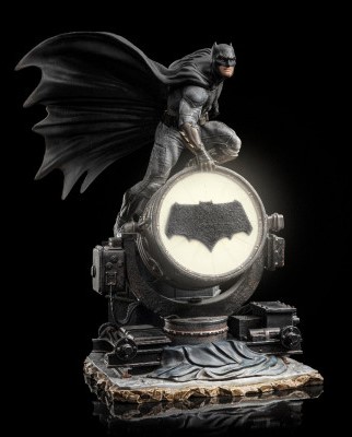 BATMAN Zack Snyder’s Justice League - Batman on Batsignal Deluxe 1:10 Scale Statue